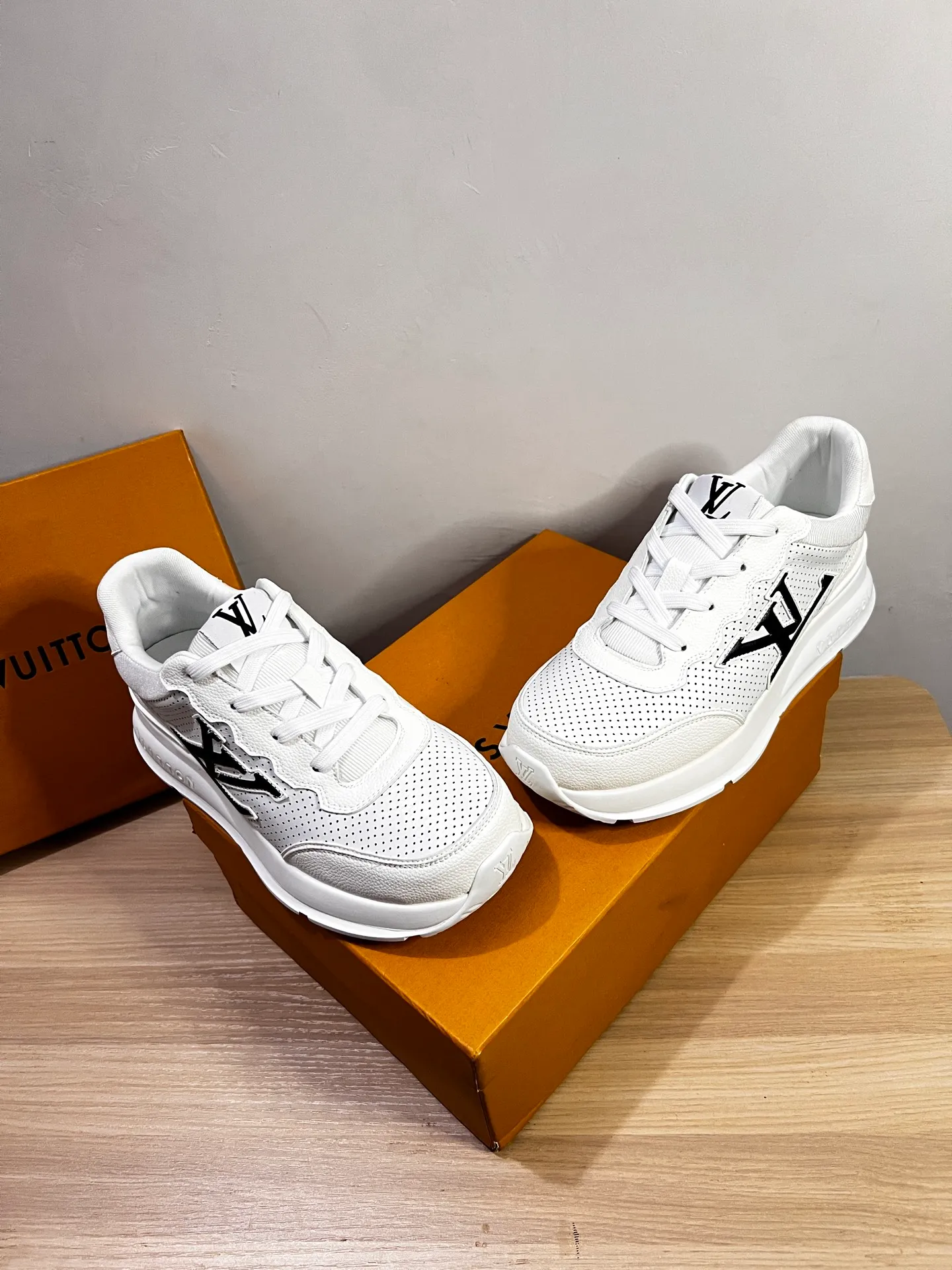 Factory price: 438💰LV men's classic casual sneakers. This sneaker is made of soft cow leather and has a classic logo. The classic logo shapes the elegant upper. The thick yet lightweight rubber outsole is embossed with the Louis Vuitton logo. The padded insole and technical lining once again upgrade the comfort experience. The calfskin lining imported from Italy is high-end and comfortable, and the original outsole is light and wear-resistant! Purely handmade, details determine quality! Size: 38-45, customized 45
